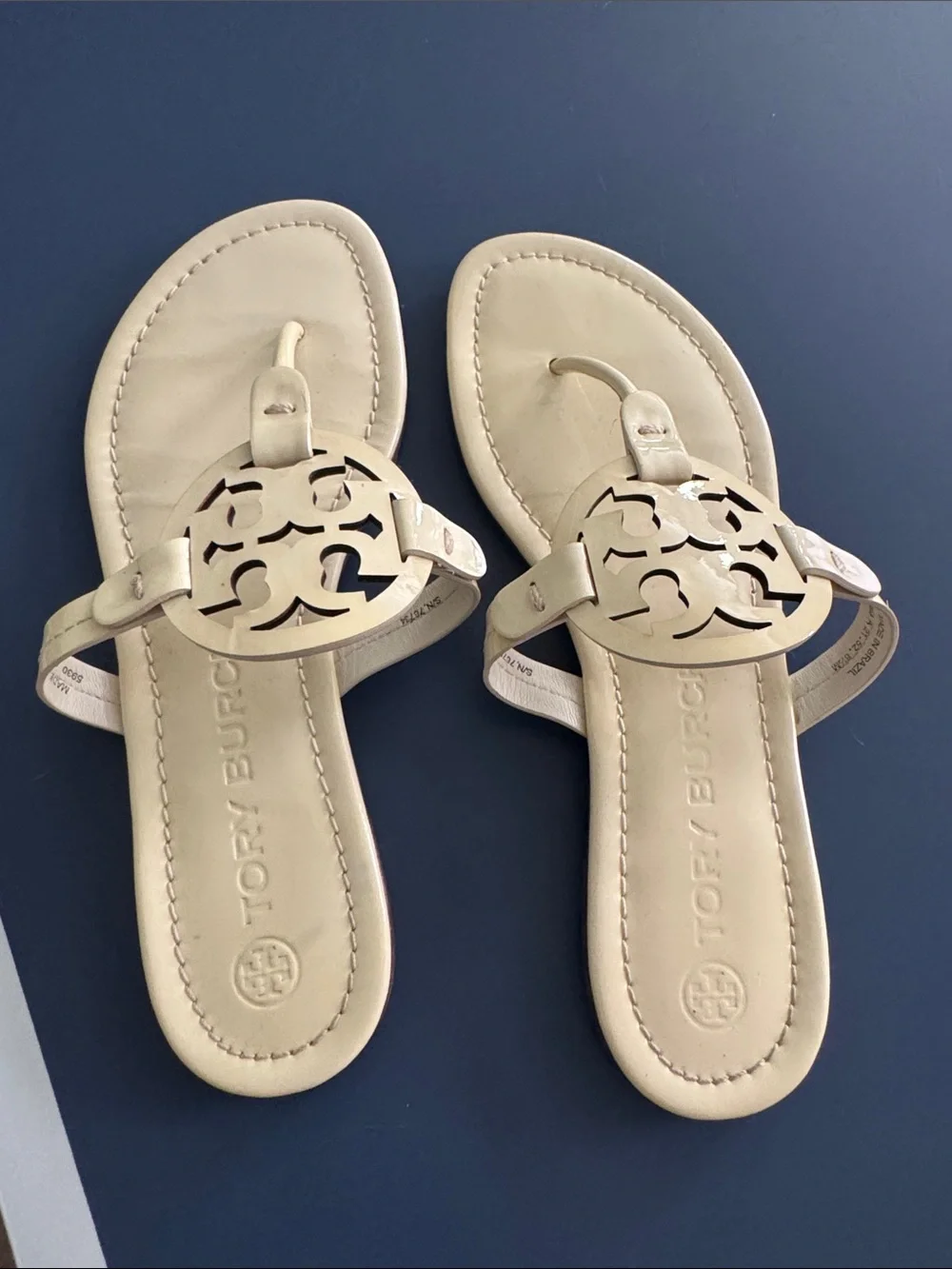 Tory Burch Leather Logo Thong Sandals in Light Beige